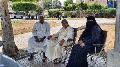 أولياء أمور طلاب الثانوية العامة ينتظرون أبنائهم أسفل الأشجار بالإسماعيلية (صور) 