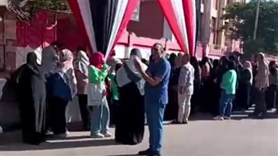 زحام أولياء الأمور أمام لجان الثانوية العامة بالفيوم (صور)
