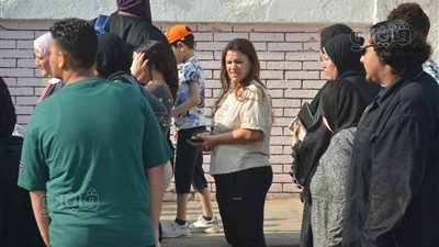 التوتر والقلق يسيطران على الأهالي في أول أيام امتحانات الثانوية العامة.. أولياء الأمور: اليوم حصاد 12 سنة تعب.. والطلبة: ليه كل هذا الرعب؟َ! 