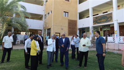 محافظ الوادي الجديد يتفقد لجان امتحانات الثانوية العامة بالخارجة (صور)