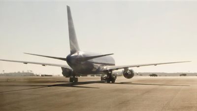 مشهد يحبس الأنفاس، إقلاع وهبوط طائرتين في مدرج واحد 