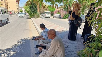 افترشوا الأرصفة، قلق وتوتر أولياء أمور طلاب الثانوية العامة بأول أيام الامتحانات بالأقصر (بث مباشر)