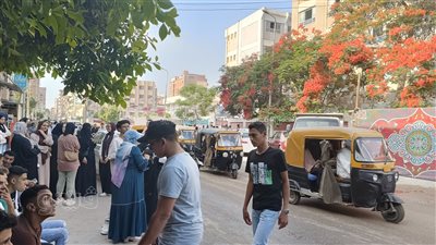أولياء أمور طلاب الثانوية العامة بالشرقية يفترشون محيط اللجان ويتلون القرآن الكريم (صور)