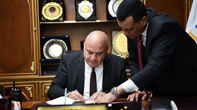 محافظ قنا: استمرار العمل بمشروع ازدواج طريق «قنا– الأقصر» الصحراوي الغربي