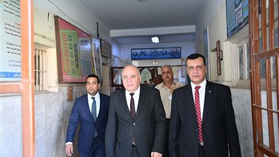 محافظ قنا يتابع سير امتحانات الثانوية ويوجه بتوفير مناخ هادئ للطلاب (صور)