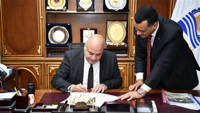 محافظ قنا يستقبل وفدا من مطرانية دشنا لتقديم التهنئة بعيد الأضحى 