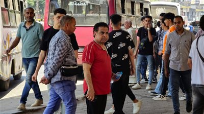 في ظهور نادر، الفنان أيمن قنديل يصطحب نجله من لجنة الثانوية بعد أداء الامتحانات (فيديو وصور)