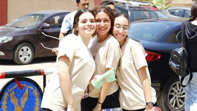 طلاب الثانوية العامة بالقاهرة: الامتحان سهل بس فيه كام نقطة صعبة (فيديو وصور)