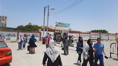 فرحة طلاب الثانوية العامة بقنا بسهولة امتحاني التربية الوطنية والدين (فيديو)