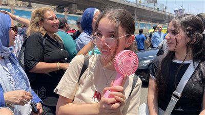 طالبة بالثانوية تحمل مروحة داخل لجنة الامتحانات (فيديو وصور)