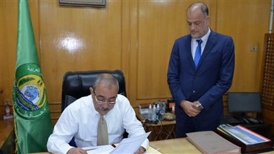 محافظ الإسماعيلية يعتمد درجات القبول بأولى ثانوي عام وفني (صور)