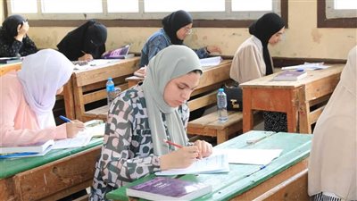 طلاب الصف الثاني الثانوي بالدقهلية يؤدون اليوم امتحان مادة العربي 