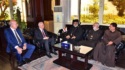  محافظ الأقصر يستقبل مطران الأقباط الكاثوليك بمناسبة عيد الأضحى