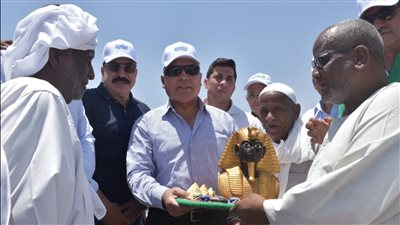 أهالي أسوان يطالبون كامل الوزير بنقل شكرهم للرئيس السيسي على المشروعات الجديدة