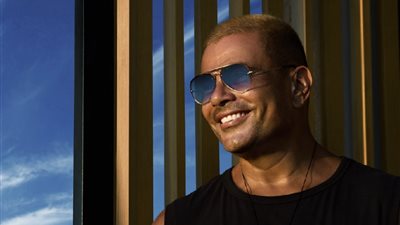 نقيض ما حدث مع معجب الصفعة، عمرو دياب يجبر شابا على التصوير معه (فيديو)