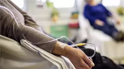 ملاك الرحمة، عراقية تخصص عائد بيع لوحات قامت برسمها لمساعدة مرضى السرطان