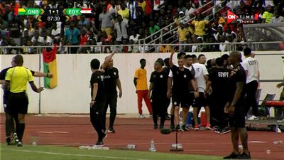 مصطفى شوبير يتعرض لإصابة في الرأس بعد إلقاء زجاجات من جماهير غينيا بيساو