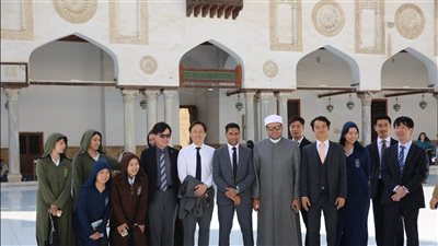 وفد دبلوماسي ياباني يتجول داخل أروقة الجامع الأزهر 