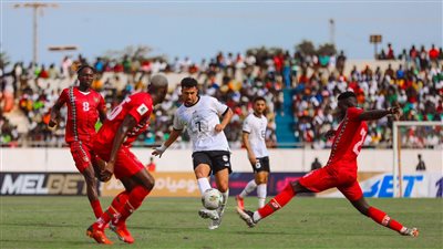 منتخب مصر يتعادل مع غينيا بيساو ويحافظ على صدارة المجموعة الأولى.. صلاح يصالح حسام حسن ويخطف هدف التعادل لمصر.. مصطفى محمد يغادر الملعب مصابا 