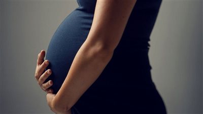 طبيب نساء يحذر: المرأة السمينة عرضة لـ 4 أمراض حال الحمل والولادة