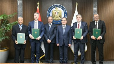 الملا يشهد التوقيع على إنشاء شركة لتعظيم القيمة المضافة لخامات الفوسفات 