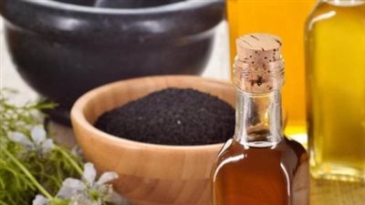 فوائد زيت حبة البركة، يعزز صحة الجلد ويخفض الكوليسترول ويقاوم الالتهابات 