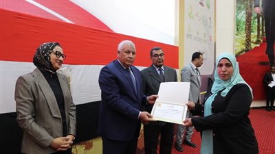 محافظ الوادي الجديد يُكرّم 