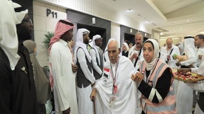 الداخلية تودع أسر الشهداء أثناء مغادرتهم البلاد مُتجهين للأراضى المقدسة (صور) 