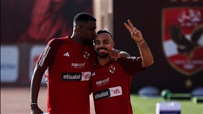 قبلة موديست على رأس أفشة الأبرز، 20 صورة ترصد مران الأهلي استعدادا لمواجهة فاركو