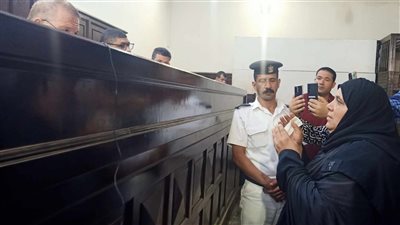 والدة ضحية القتل على يد تاجر سيارات لهيئة جنايات المنصورة: عايزة حق ابني (فيديو)