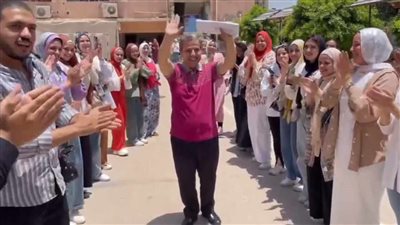 ممر شرفي من طلاب الإعلام التربوي بـ نوعية بنها لرئيس القسم