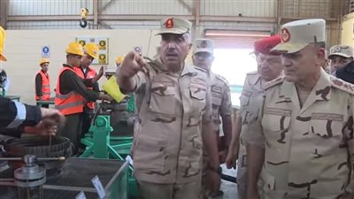 رئيس أركان القوات المسلحة يتفقد إحدى الوحدات الفنية التابعة لإدارة المدرعات (فيديو)