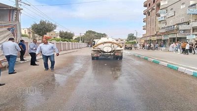 لتخفيف حدة الموجة الحارة، رش المياه بمحيط مدارس الشرقية قبل انطلاق امتحانات الثانوية (صور)