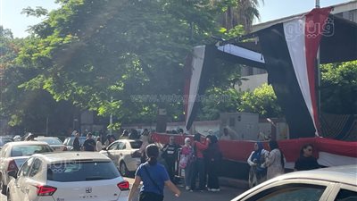 تجمع أولياء أمور طلاب الثانوية العامة أمام لجان الامتحانات في سوهاج (بث مباشر)