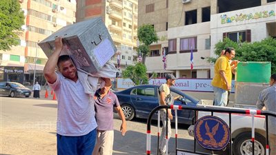  التعليم تتابع وصول أوراق أسئلة امتحانات الاقتصاد والإحصاء إلى لجان الثانوية العامة (فيديو وصور)