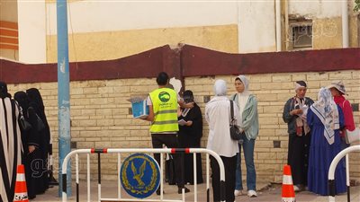 توزيع مياه وعصير على طلاب الثانوية العامة بمطروح (صور)