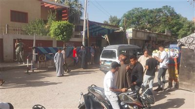 قلق وترقب أولياء أمور طلاب الثانوية العامة بمحيط لجان الامتحانات في سوهاج (فيديو) 