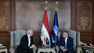 أسامة ربيع: قناة السويس ستظل الطريق الأسرع والأقصر لعبور القوافل التجارية 