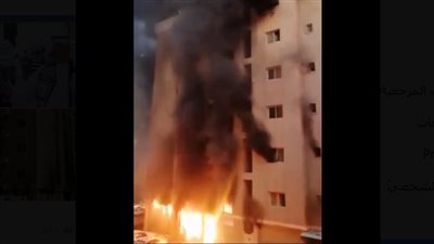 لحظة اندلاع حريق هائل بالكويت ومصرع 40 شخصا في سكن للعمال (فيديو)