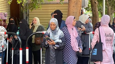 أولياء أمور طلاب الثانوية ينتظرون أبنائهم أمام لجان الدقي (صور)