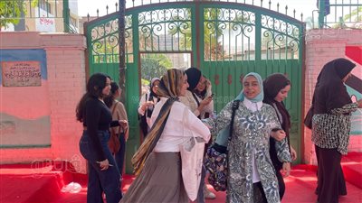 فرحة بين طلاب الثانوية بعد انتهاء امتحان الاقتصاد والإحصاء (صور)