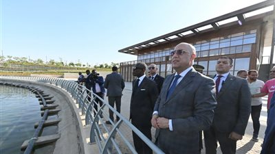 وزير الإسكان يستعرض جهود إنشاء العاصمة الإدارية لرئيس غينيا الاستوائية 