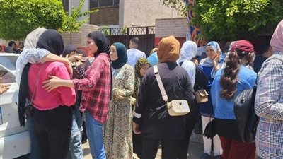 ردود أفعال طلاب الثانوية العامة بعد امتحان الاقتصاد والإحصاء في الدقهلية (فيديو وصور) 