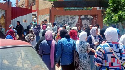 طلاب الثانوية العامة بالإسكندرية: امتحان العربي سهل والنحو صعب 