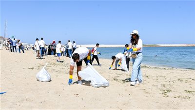 محافظ الإسكندرية يشهد فعالية تنظيف شاطئ سيد درويش بالأنفوشي
