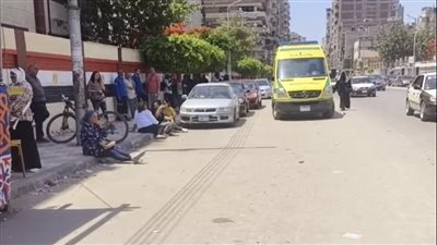 قلق أولياء الأمور أمام لجان امتحانات الثانوية العامة بالمنصورة (صور) 