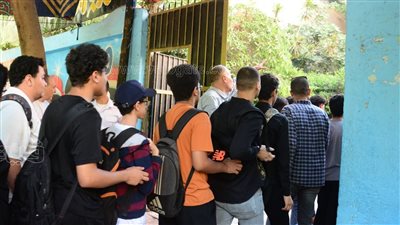 طلاب الثانوية العامة بالدقي يشتكون من صعوبة امتحان الاقتصاد والإحصاء (فيديو)