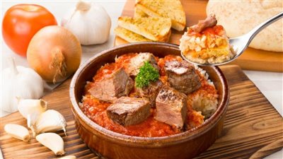 تفسير حلم أكل الفتة في المنام وعلاقته باستقرار مالي ونجاح في العمل