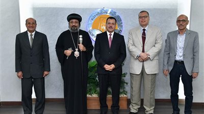 رئيس جامعة الوادي الجديد يستقبل وفدا من الكنيسة للتهنئة بعيد الأضحى