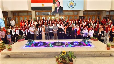 محافظ أسيوط يلتقي 300 رائدة ريفية لدورهن في التوعية بالقضايا السكانية (صور)